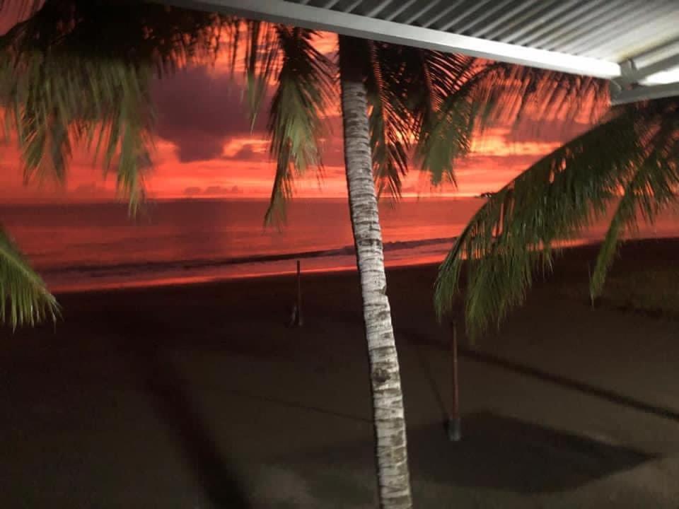 Sunbloom Beachfront Hotel And Restaurant Zambales Sinabacan エクステリア 写真