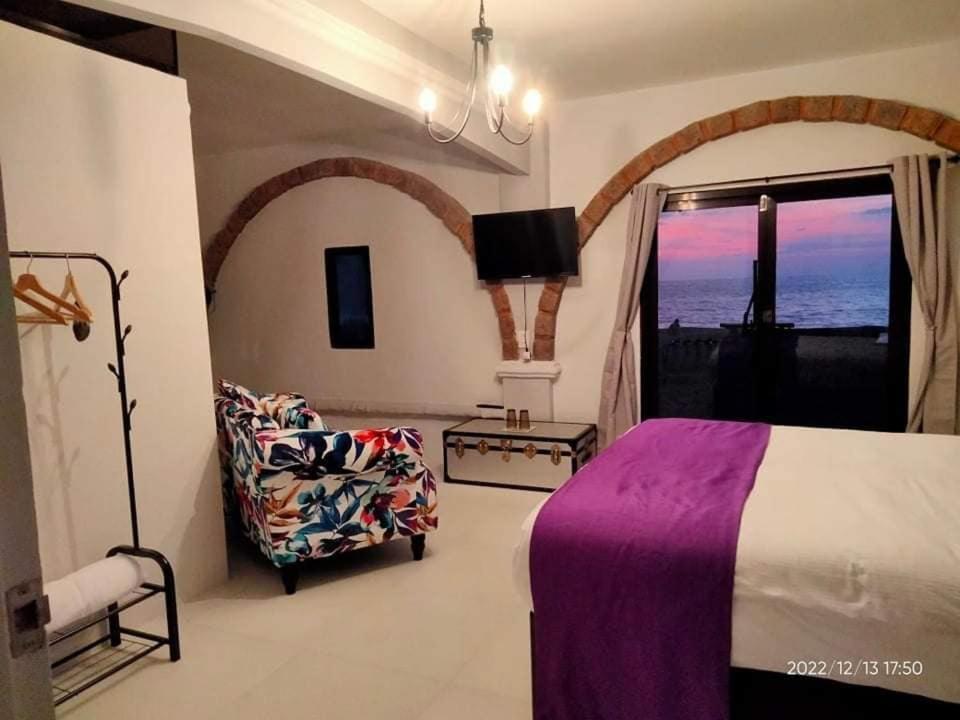 Sunbloom Beachfront Hotel And Restaurant Zambales Sinabacan エクステリア 写真