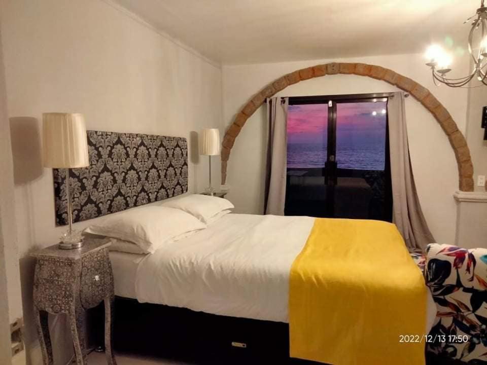 Sunbloom Beachfront Hotel And Restaurant Zambales Sinabacan エクステリア 写真