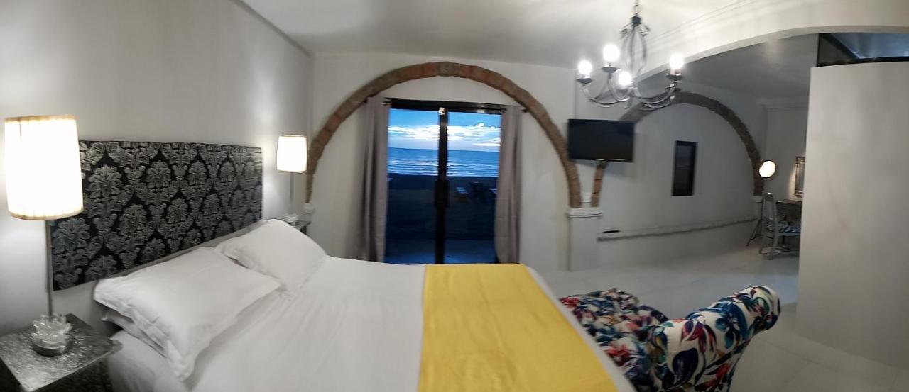 Sunbloom Beachfront Hotel And Restaurant Zambales Sinabacan エクステリア 写真