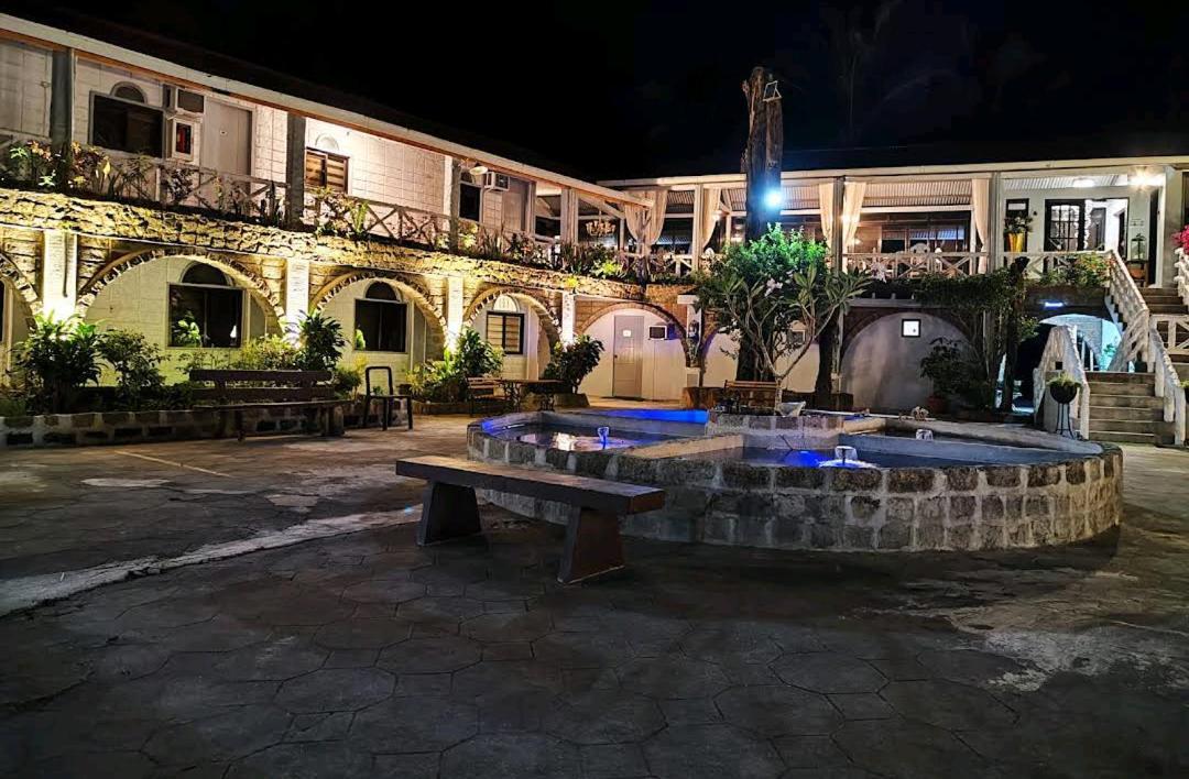 Sunbloom Beachfront Hotel And Restaurant Zambales Sinabacan エクステリア 写真