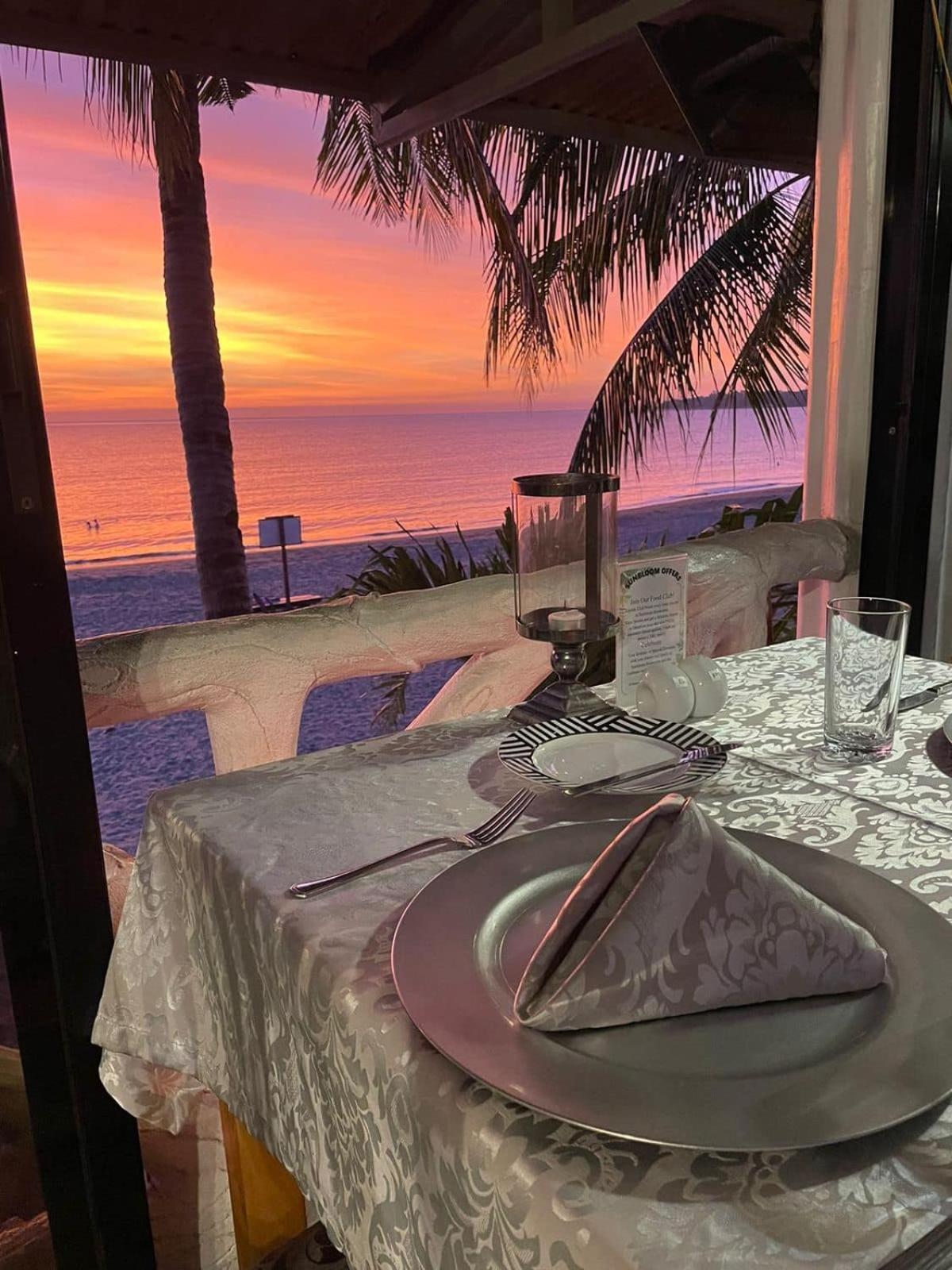 Sunbloom Beachfront Hotel And Restaurant Zambales Sinabacan エクステリア 写真