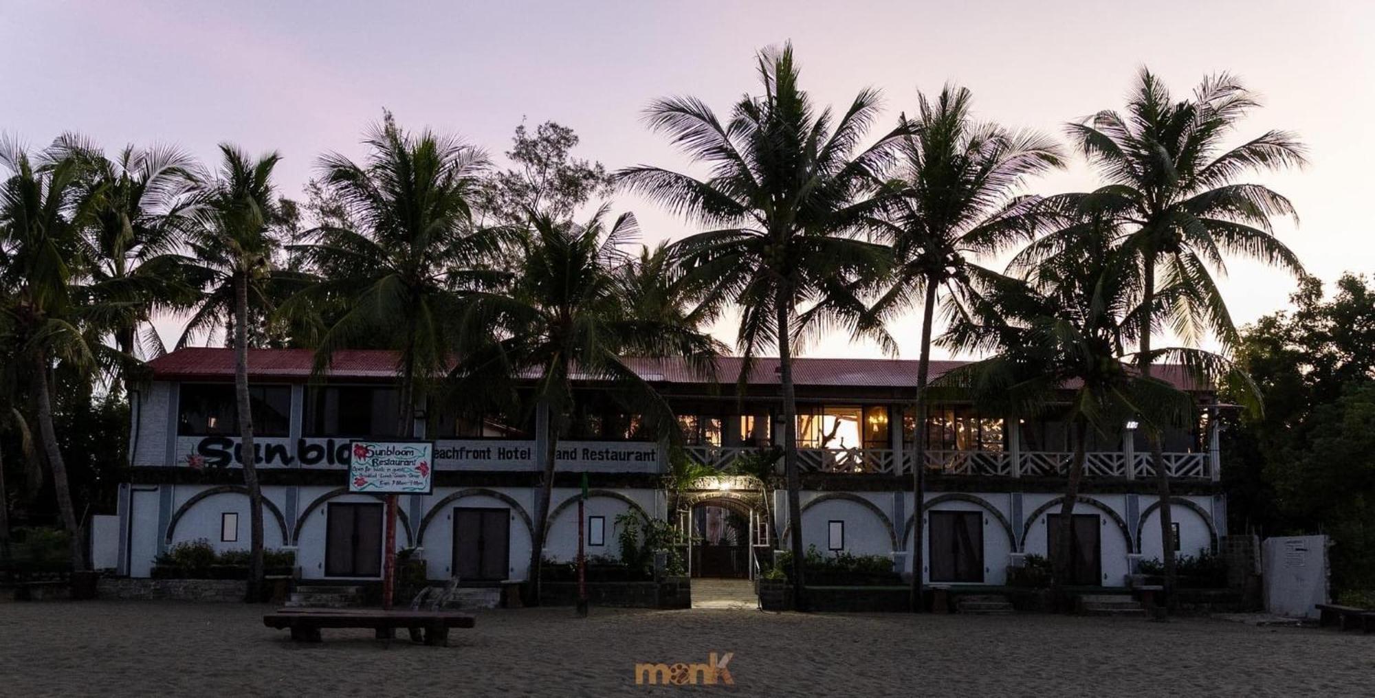 Sunbloom Beachfront Hotel And Restaurant Zambales Sinabacan エクステリア 写真