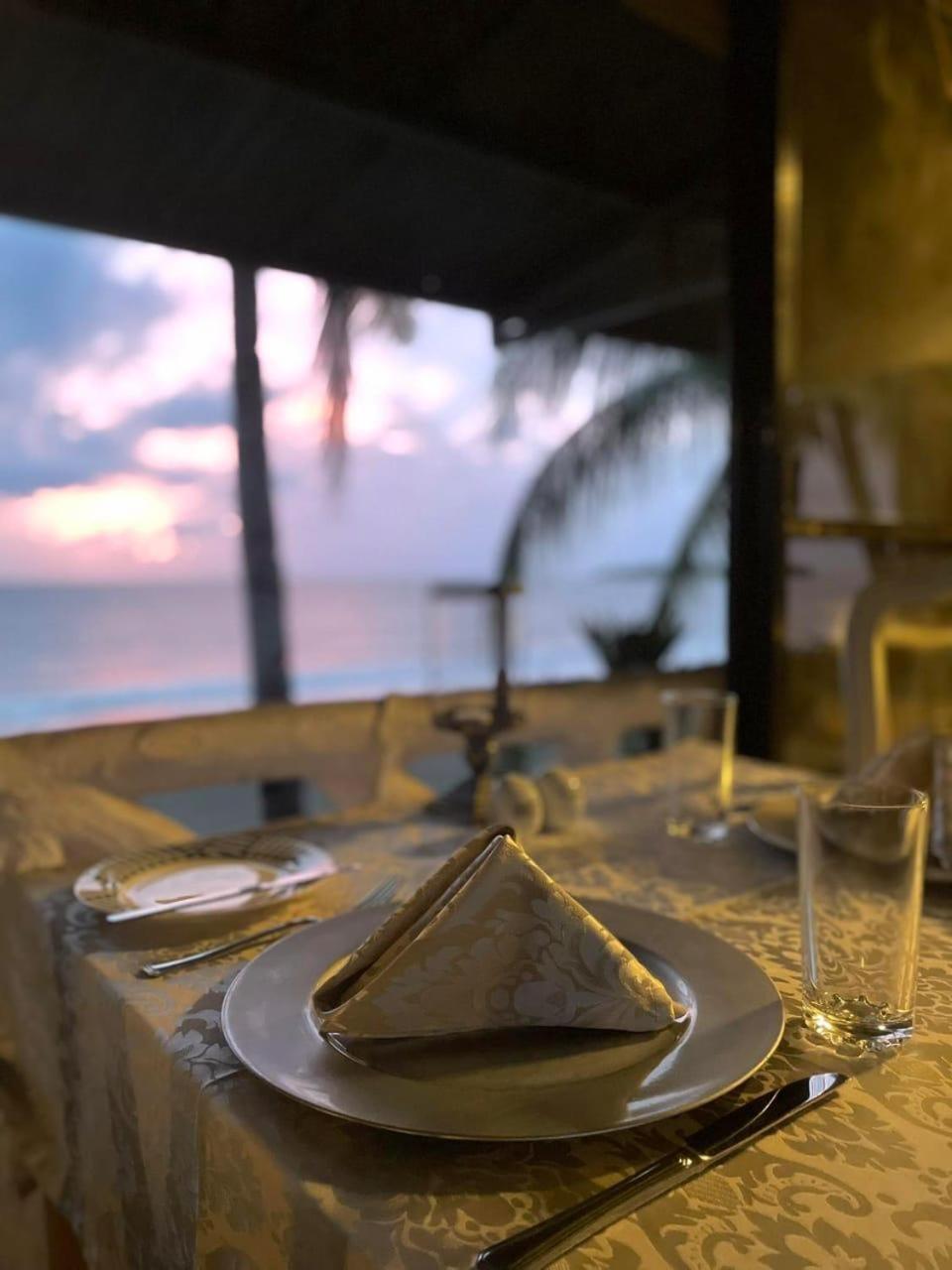 Sunbloom Beachfront Hotel And Restaurant Zambales Sinabacan エクステリア 写真